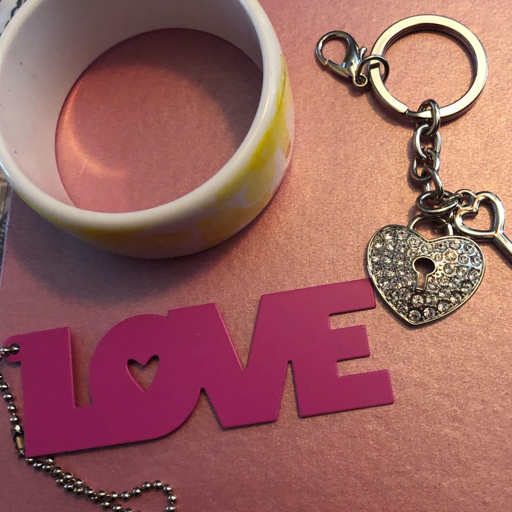 Keychain❤️bundle-love and a heart and key keychain and white/yellow/pink braclet